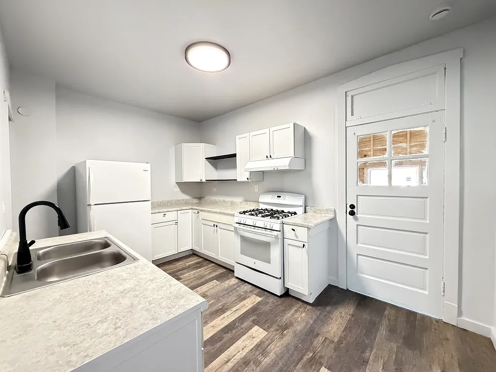Attractive 3 Bed, 1 Bath at North + McVicker (Galewood) — Photo 4