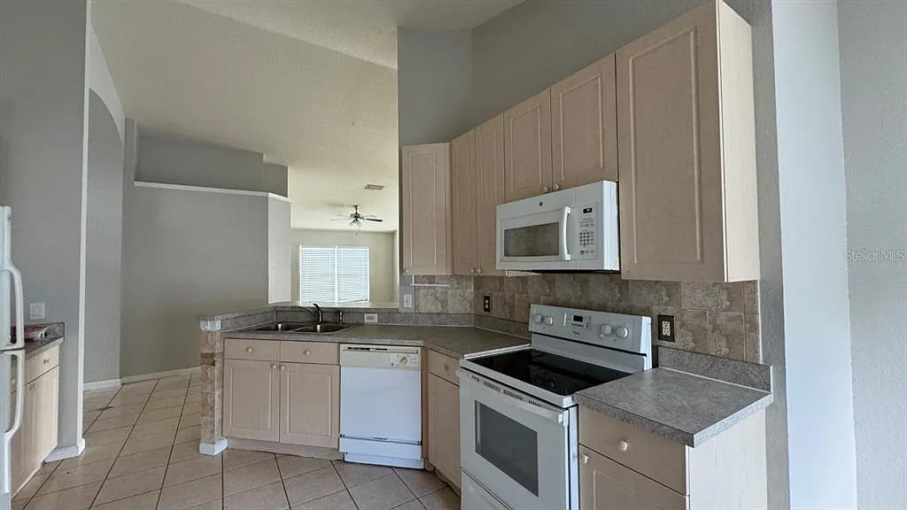 4 bed, 2.0 bath, 1854 sqft, $2,600 — Photo 4