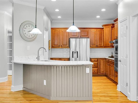 3rd image of 127 Woodbury Ln