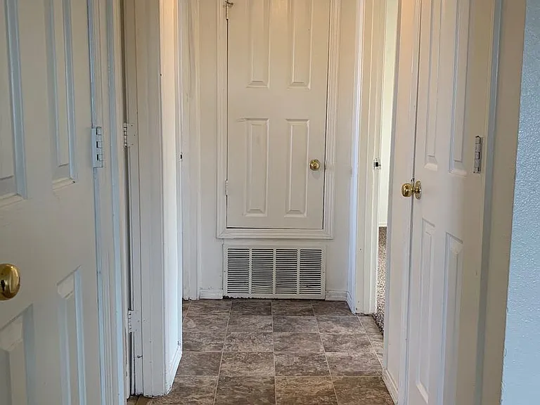 370 Atrisco Dr SW — Photo 12