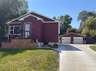 1130 Valley St, Minot, ND 58701