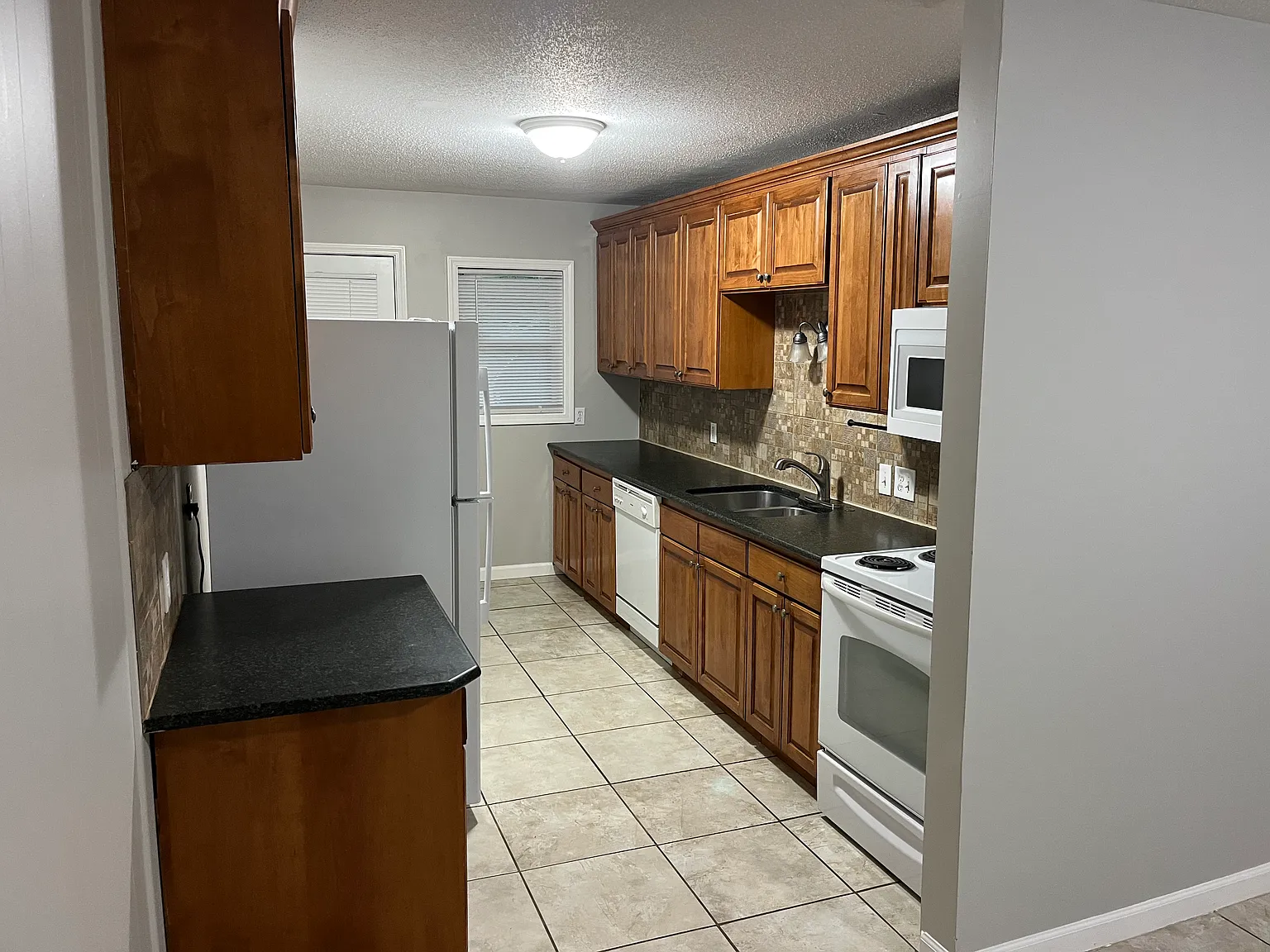 3 bed, 1500 sqft, $1,600 — Photo 4