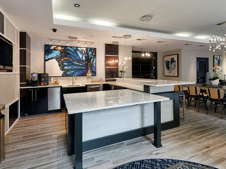 800 Carlyle — Photo 13