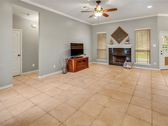 5th image of 2711 Colony Village Dr