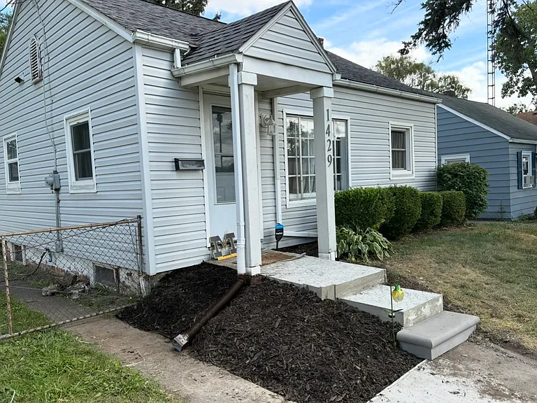 1429 Bensch Dr — Photo 1