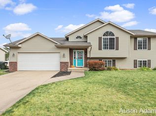 575 Sunmeadow Dr SE, Grand Rapids, MI 49508