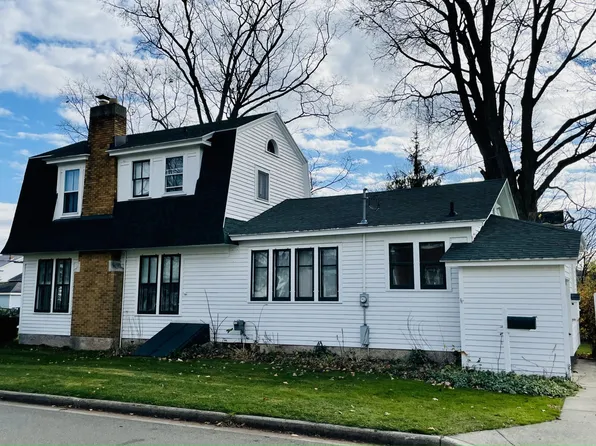 424 Lincoln Lake Ave SE, Lowell, MI 49331