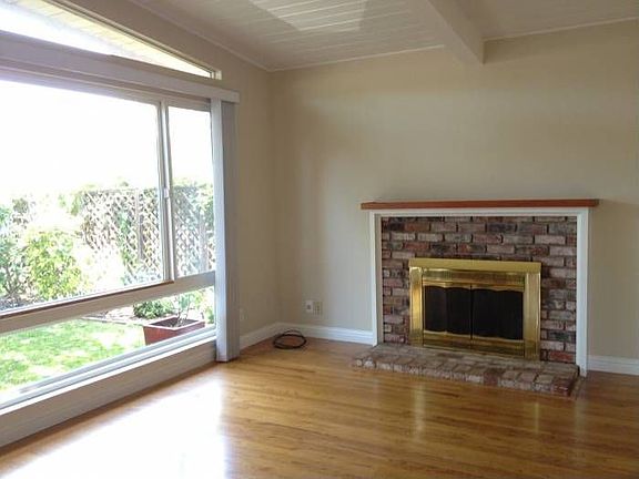 Lrg Living Rm w/ Fireplac