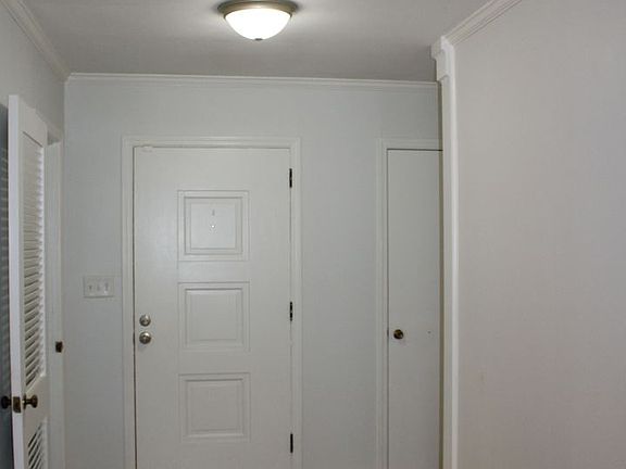 3rd image of 916 Stanton Dr