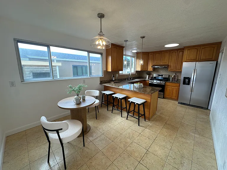 201 Springdale Dr — Photo 4