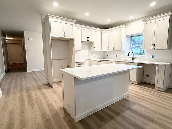 4th image of 905 Oakridge Dr #905