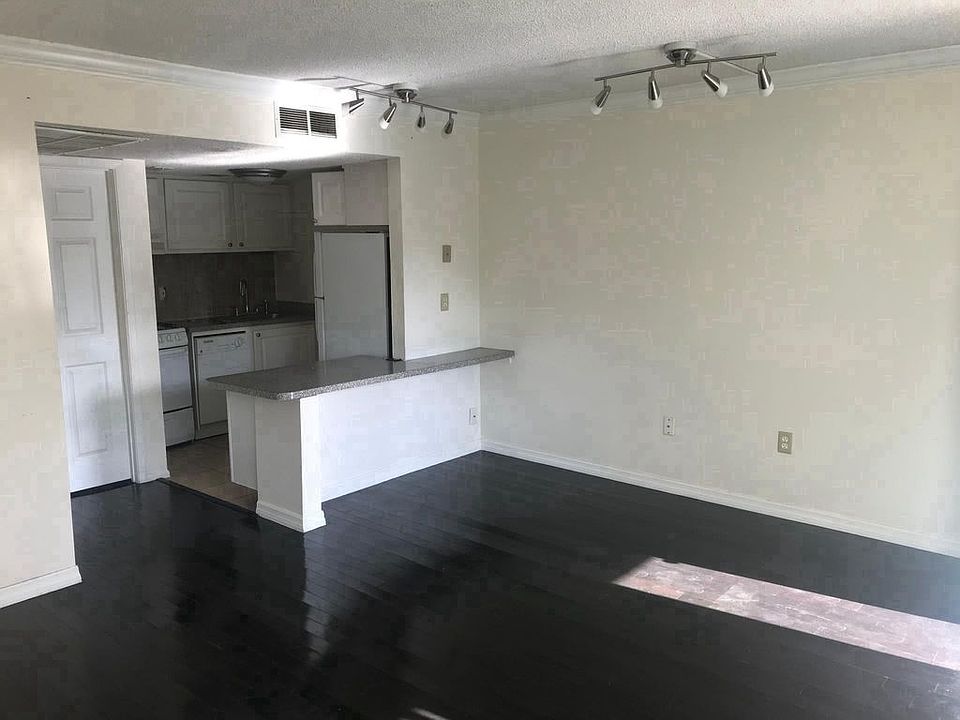 1st image of 103 Oyster Bay Cir APT 220