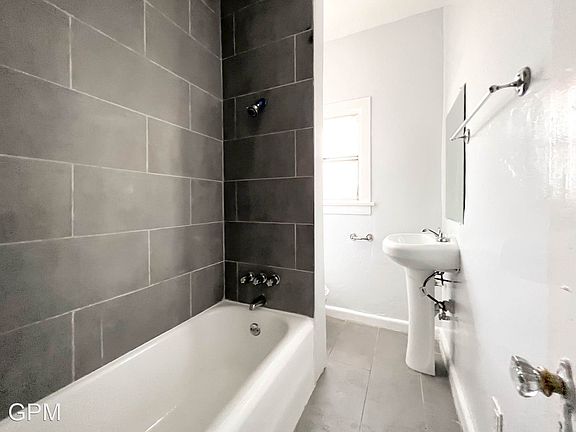 3rd image of 1155 N Kenmore Ave APT 6
