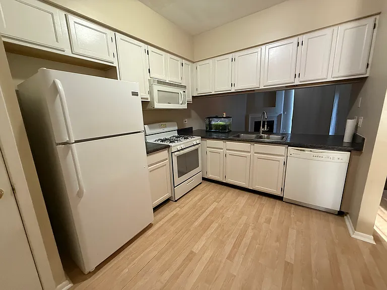 574 Woodcrest Dr — Photo 2