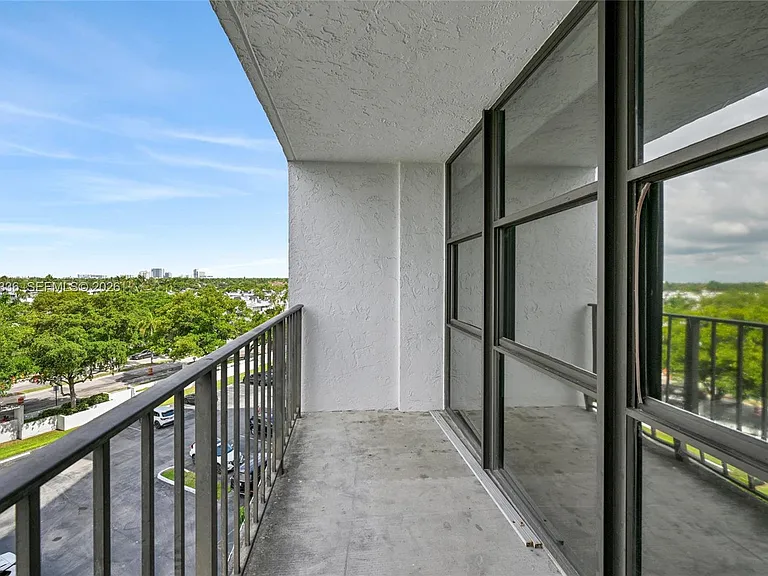 800 Parkview Dr #605 — Photo 10