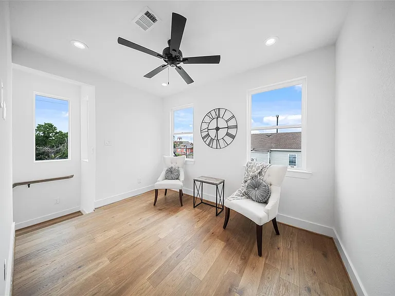1120 Hogan St — Photo 10