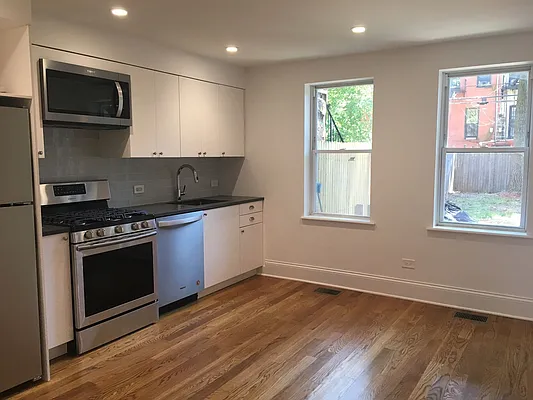 Rented by Ellen Jittrarachit, LREB | media 11