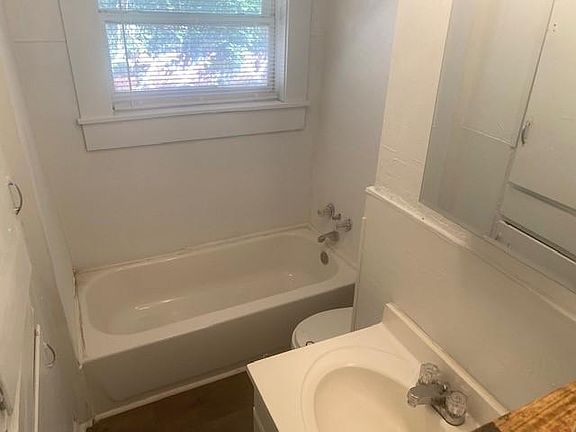 5th image of 907 Oakwood Ave