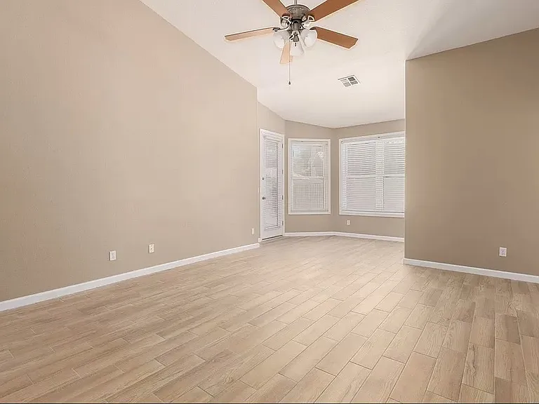 658 N Poplar Ct — Photo 4