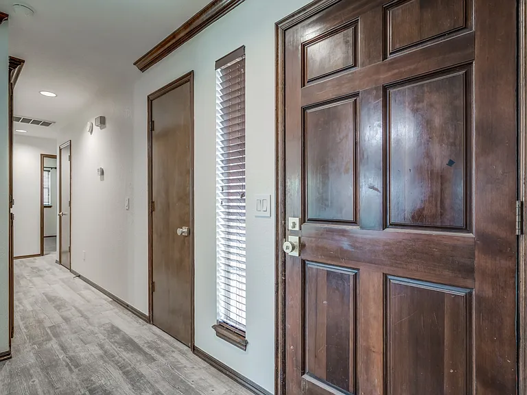 1817 Victoria Dr — Photo 23