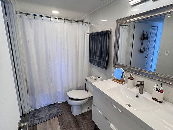3rd image of 1470 NE 123rd St APT 1005