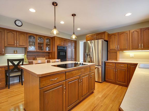 3rd image of 1641 Queens Ct
