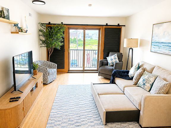 4th image of 51 Hiering Ave #14B