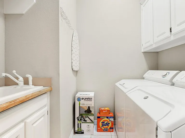 118 W Greenbriar Ln — Photo 38