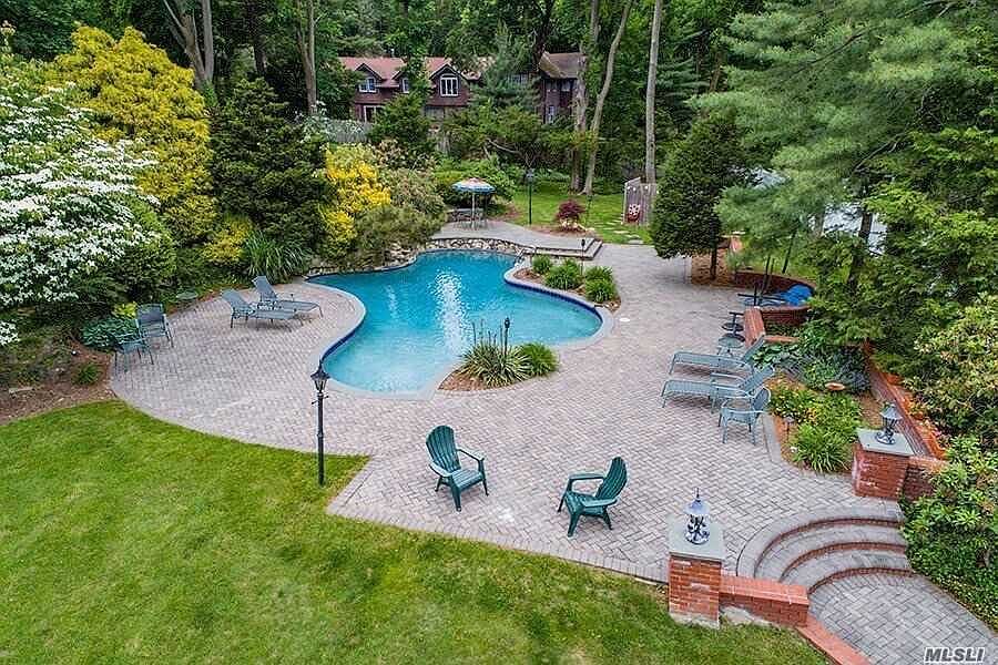 1st image of 1 Wood Hollow Ln