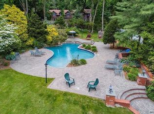 1 Wood Hollow Ln, Glen Head, NY 11545