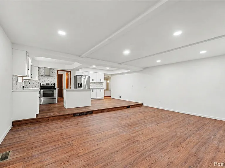 35656 Saxony Dr — Photo 16