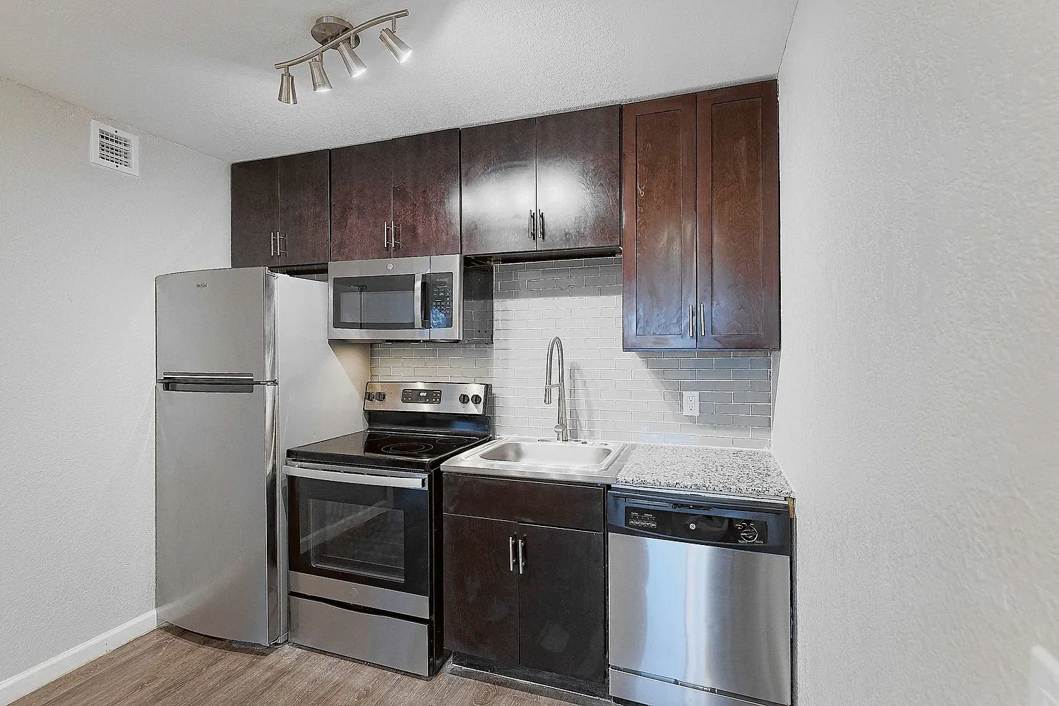 1 bed, $739 — Photo 1