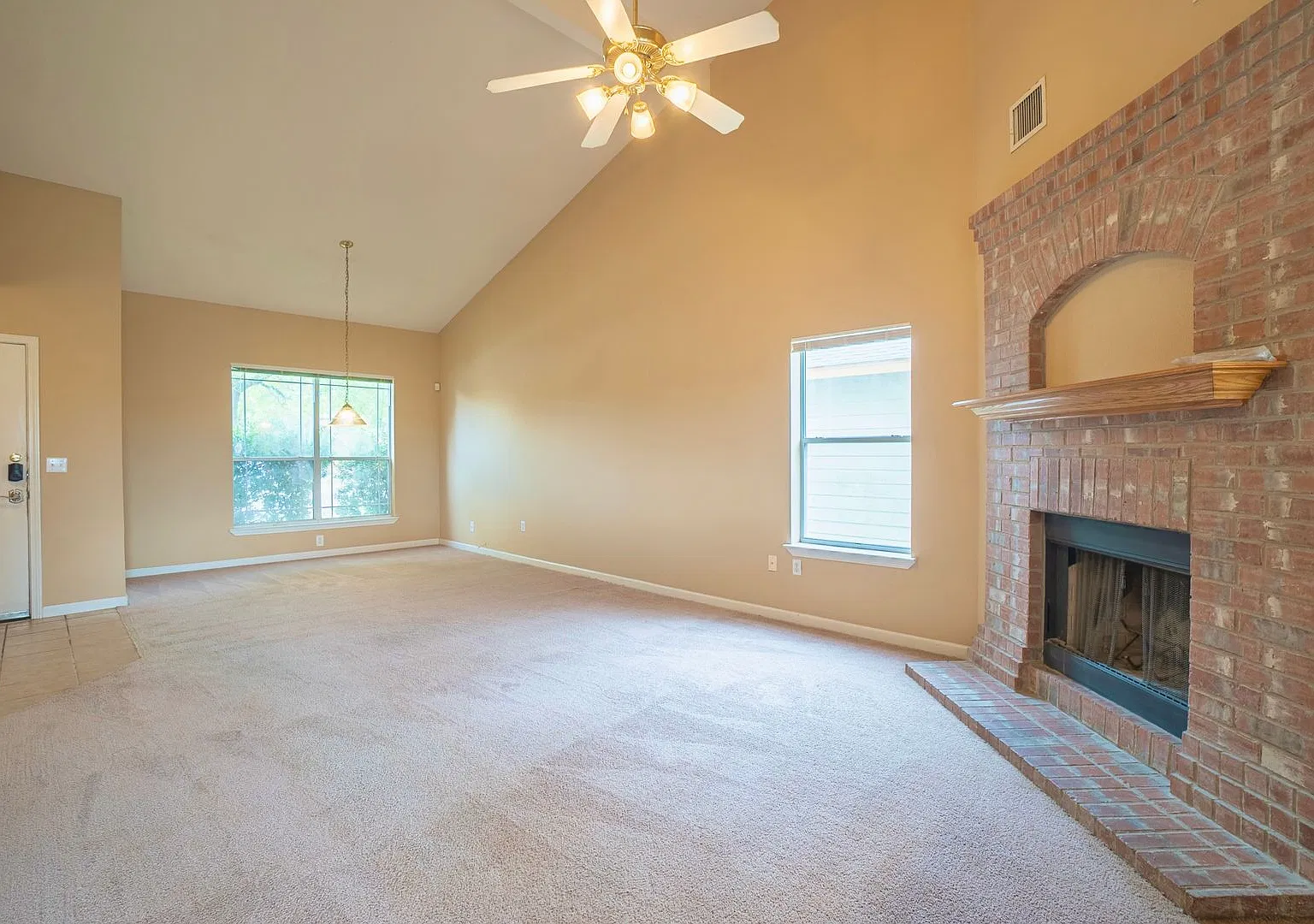 4 Bed, 2.5 Bath Home with 2-Car Garage in Del Valle, TX! — Photo 4