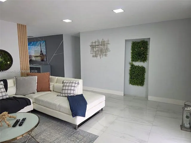 4 bed, 2.0 bath, 2368 sqft, $4,500 — Photo 3