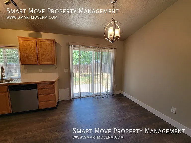 1067 N Crestley Ave — Photo 10