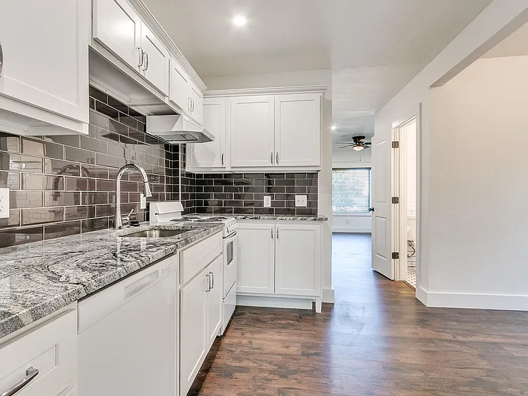 2409 N Robinson Ave #B — Photo 14