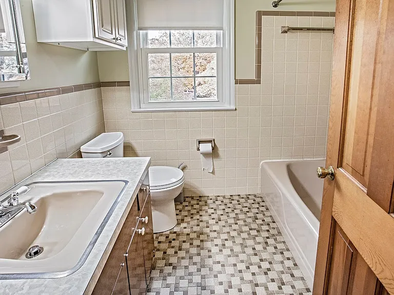 705 Ashford Rd — Photo 50
