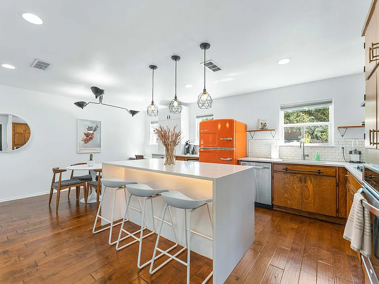 Oak Knoll Dr — Photo 12