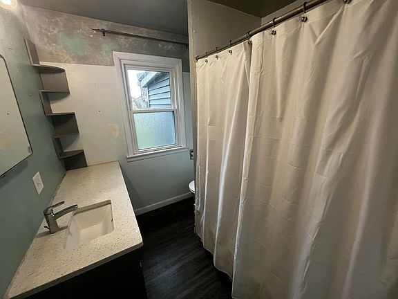 5th image of 340 Maple AVENUE