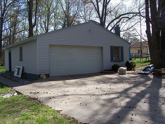 5th image of 18 Shorewood Dr