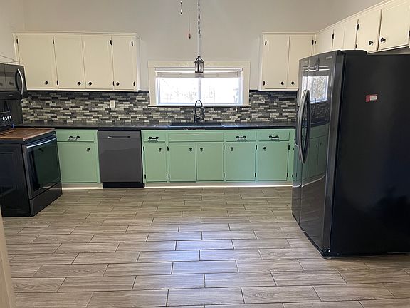 Kitchen. Eat in space in left corner