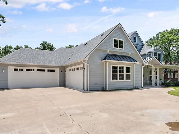 3rd image of 902 Waters Edge Dr