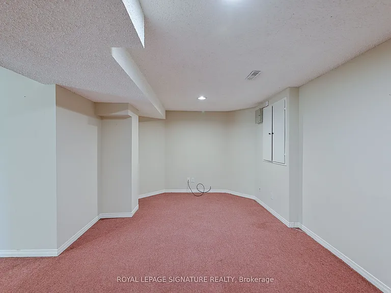556 Farwell Cres #LOWER — Photo 9