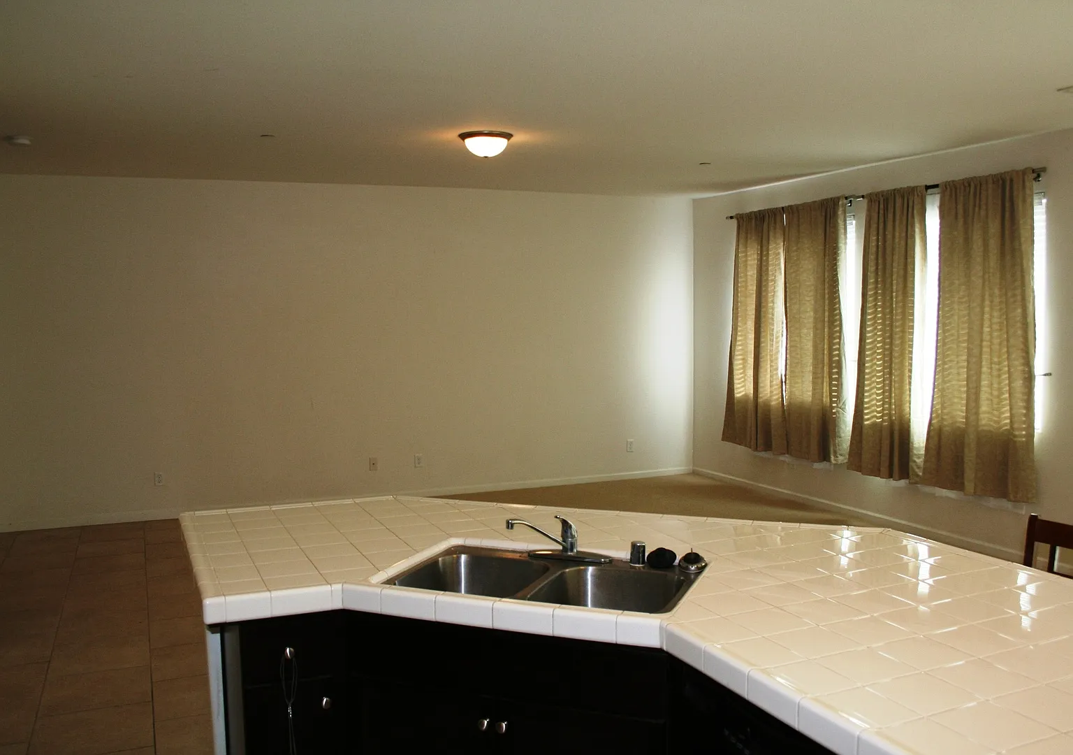 3 BR 2 Bath in Quiet Subdivision — Photo 2