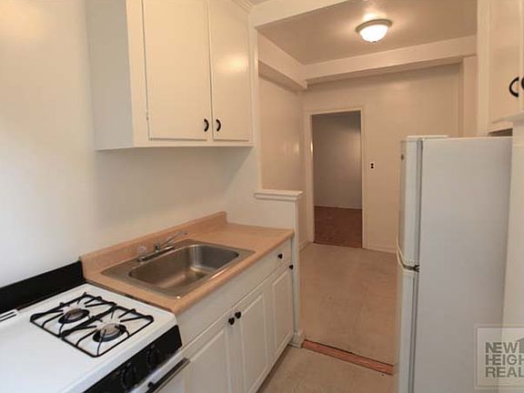 3rd image of 75 Park Ter E APT D11