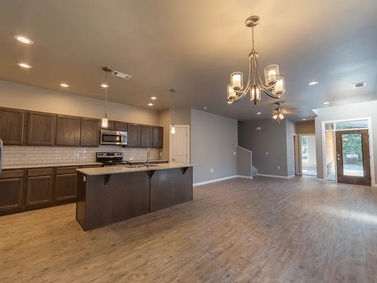 1150-1168 N Oakland Ave — Photo 12