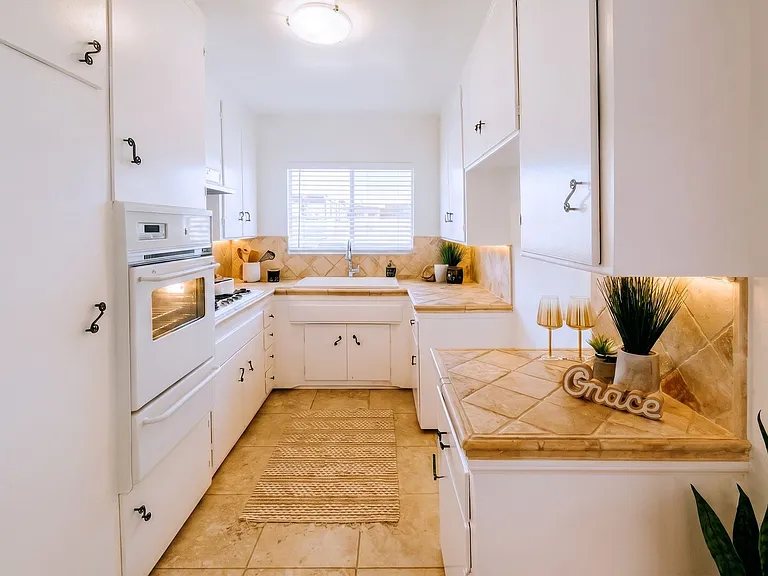 Now Leasing! Gorgeous 1-Bedroom At 216 S. Gale Dr Beverly Hills, Ca 90211 — Photo 3
