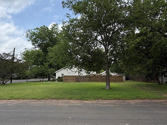 4th image of 302 W Hackberry St