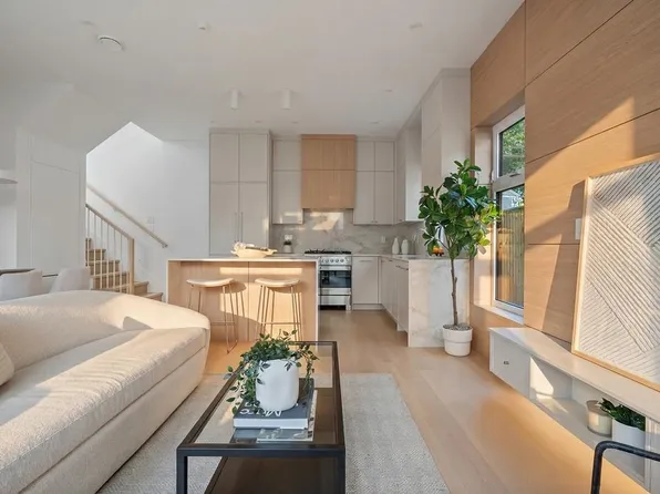 366 E 23rd Ave, Vancouver, BC V5Y 2H3