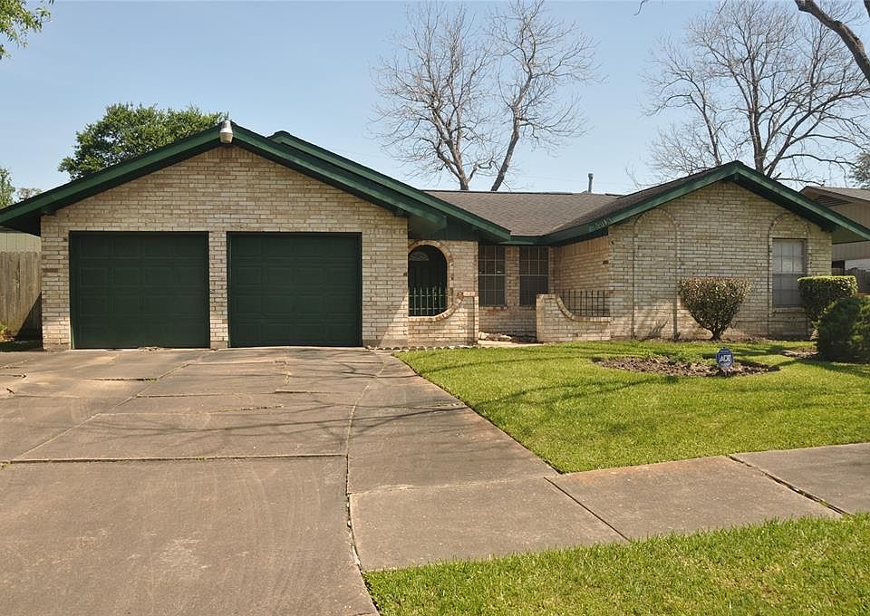 Beautiful cream brick with unique front entry. Paint is in great condition!